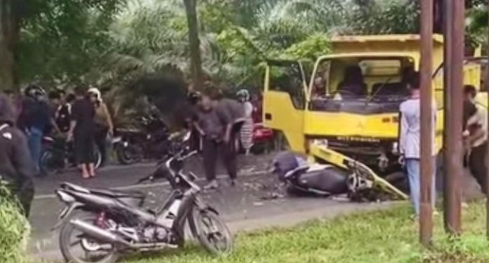 Diduga Alami Gangguan Kemudi, Dump Truck Tabrak Sepeda Motor di Batu Bara