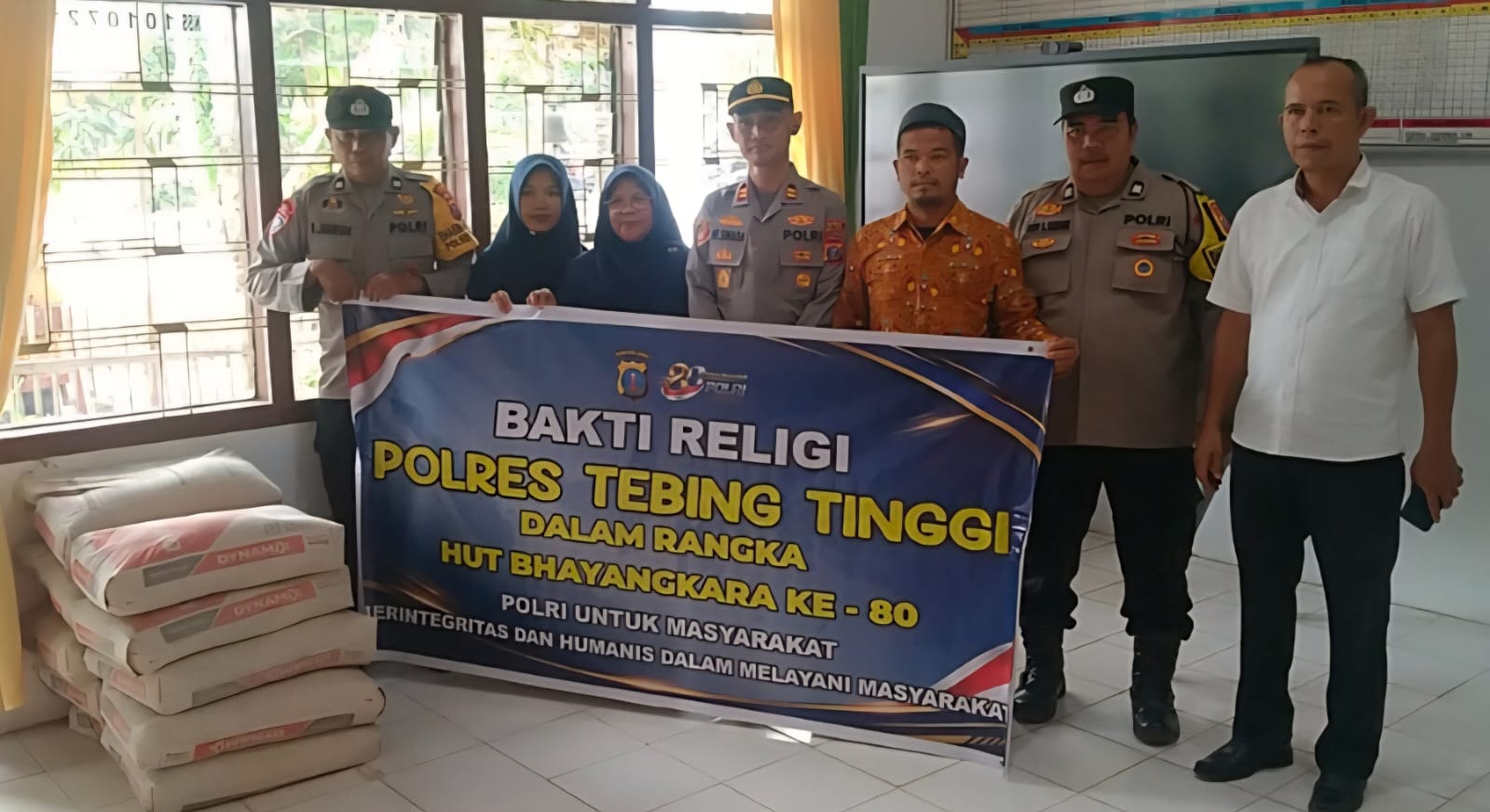 Polres Tebing Tinggi Serahkan Bantuan Semen untuk Pembangunan Musala Sekolah di Sipispis
