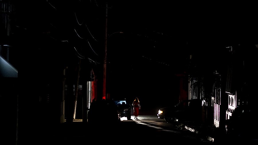 Jawa Tiba-Tiba Gelap, Warga Panik, PLN Akhirnya Buka Suara