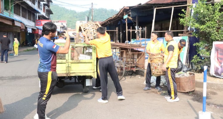 Polres Padangsidimpuan Bersihkan Pasar Sagumpal Bonang dan Edukasi Warga