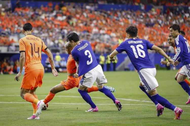 Belanda Dominan, Jepang Bertahan Kuat, Babak Pertama Berakhir Tanpa Gol