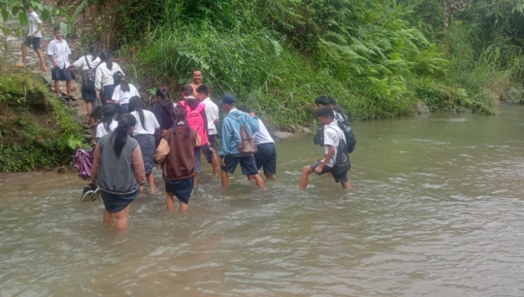Setiap Hari Menantang Arus Sungai, Siswa di Nias Harapkan Jembatan