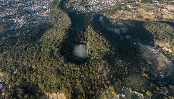 Lapangan Sepak Bola Ini Berada di Dalam Gunung Berapi, Pemandangannya Bikin Takjub