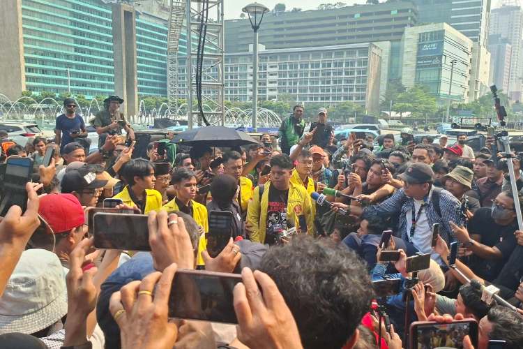 Demo BEM UI Memanas, Massa Dialihkan ke DPR Saat Bawa 5 Tuntutan