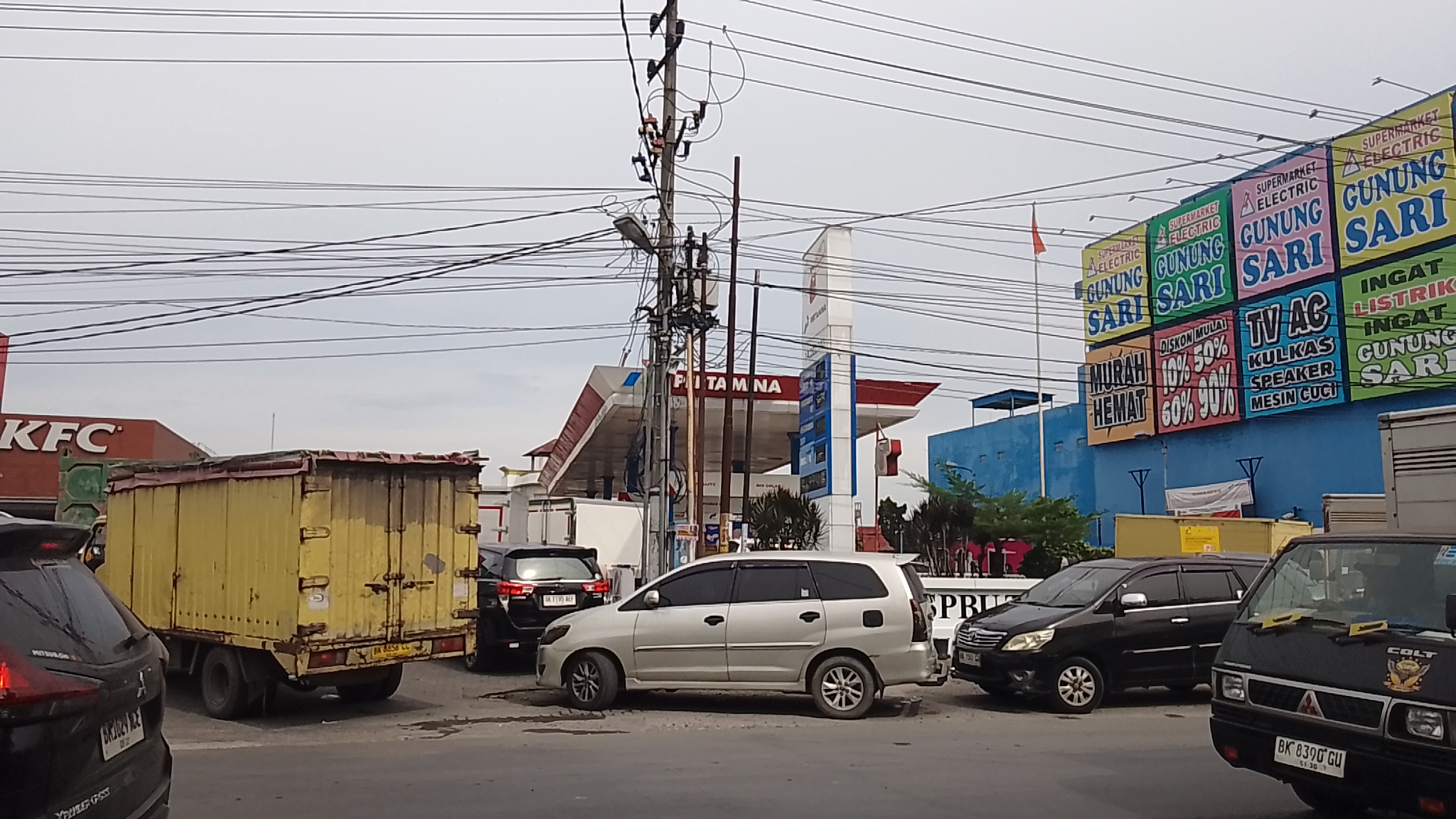 Puluhan kendaraan mengantre BBM di SPBU Jalan Marelan Raya Kelurahan Tanah 600 Kecamatan Medan Marelan, Kamis (11/6/2026). (A07)