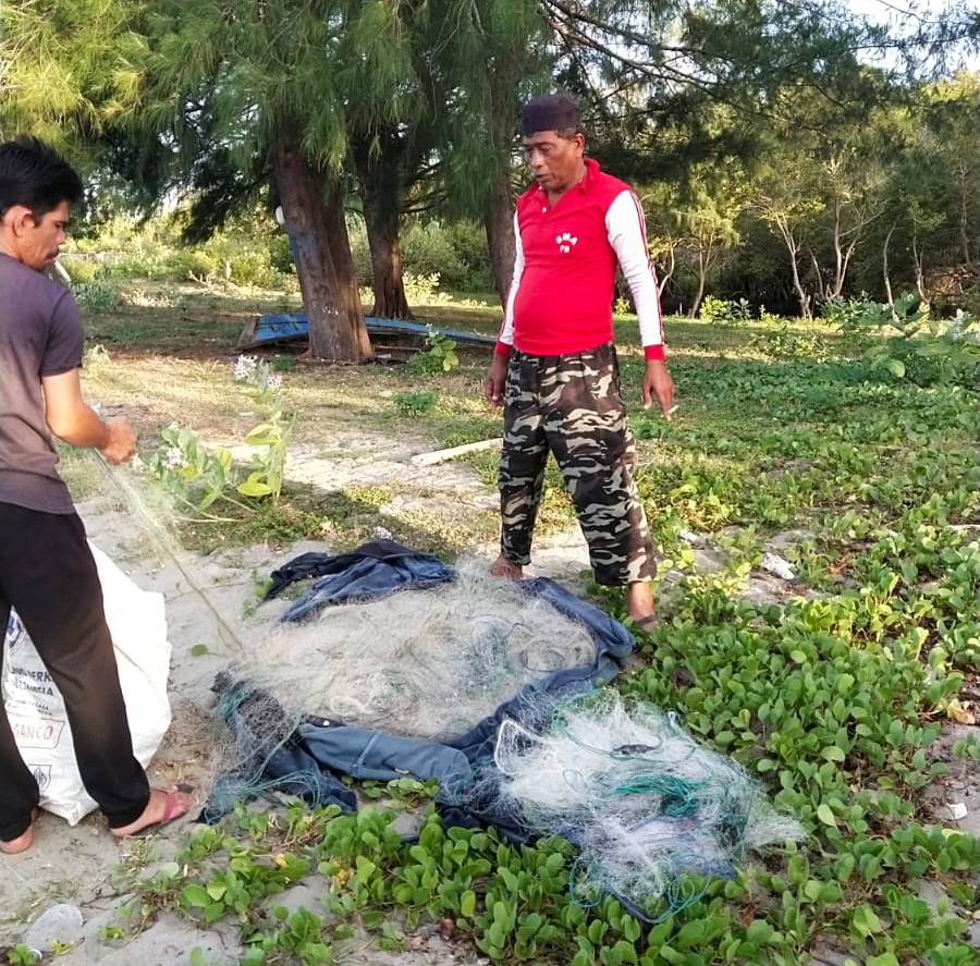 Nelayan sibuk menata kembali jaring setelah menurunkan hasil tangkapan. (sinata)