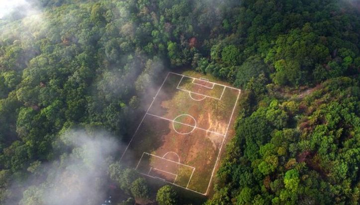 Lapangan Sepak Bola Ini Berada di Dalam Gunung Berapi, Pemandangannya Bikin Takjub
