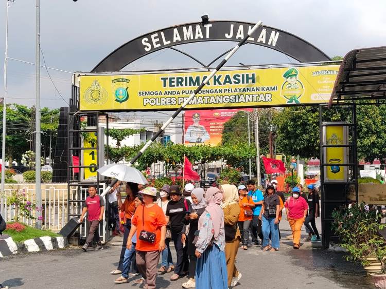 Kasus Pengeroyokan Disabilitas, Puluhan Warga Datangi Polres Pematangsiantar