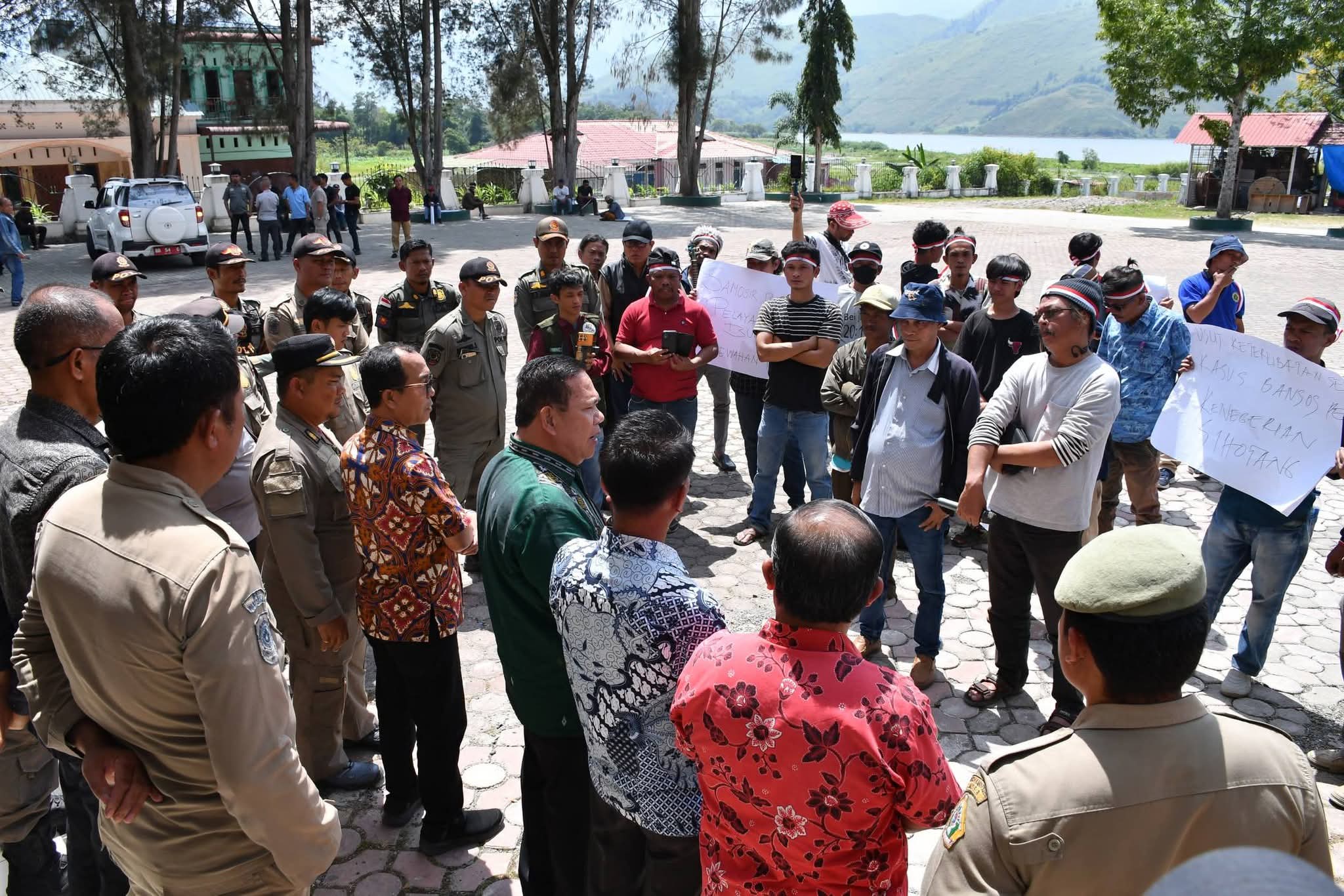 Masyarakat Protes Mobil Dinas Bupati Samosir Rp3 Miliar, Pemkab: Sudah Disetujui DPRD