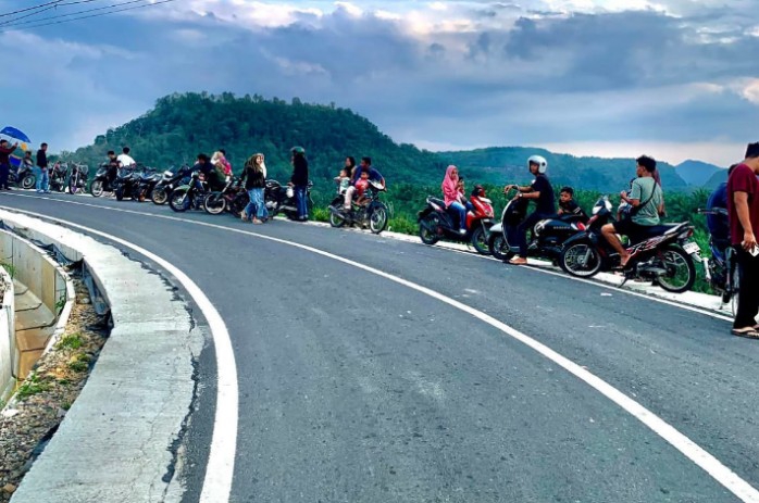 Jalan Lintas Simonis Bangun Rejo Jadi Objek Wisata Sore Hari