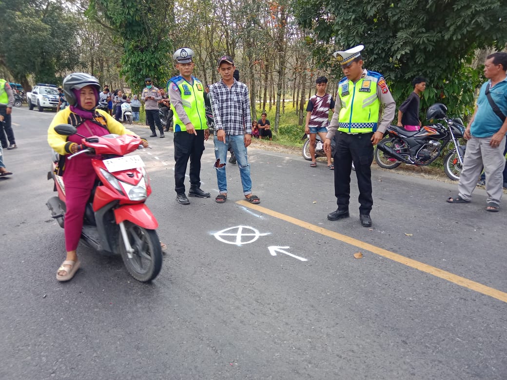 Menyalip Bus Berujung Maut, Lansia Dihantam Mobil dari Arah Berlawanan