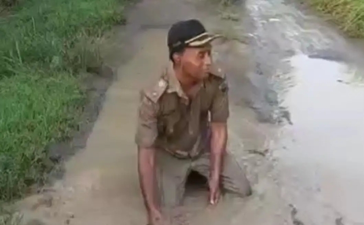 Protes Jalan Rusak, Kenakan Baju Dinas, Kades di Sragen Mandi Lumpur