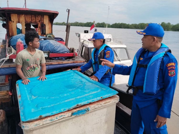 Sat Polairud Polres Tanjungbalai Periksa Kapal Nelayan Antisipasi Barang Ilegal