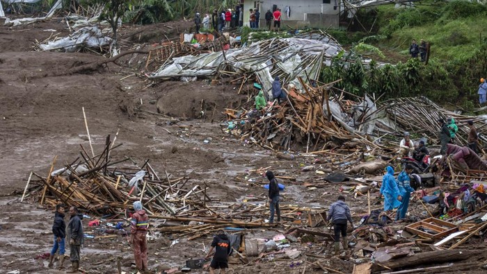 Longsor Bandung Barat Tewaskan 8 Orang, 82 Warga Masih Dicari