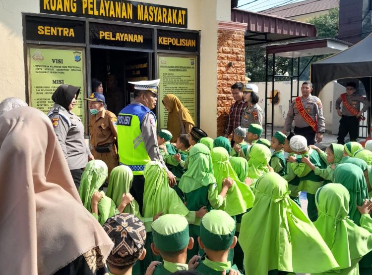 Program Makan Bergizi Gratis Mulai Jalan di Dolok Merawan, Polisi Turun Amankan Kegiatan