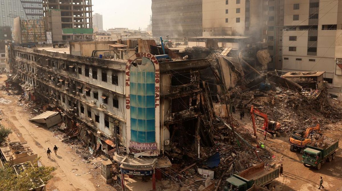 Kebakaran Mal di Pakistan: 67 Tewas, Jenazah Tak Utuh Sulit Diidentifikasi