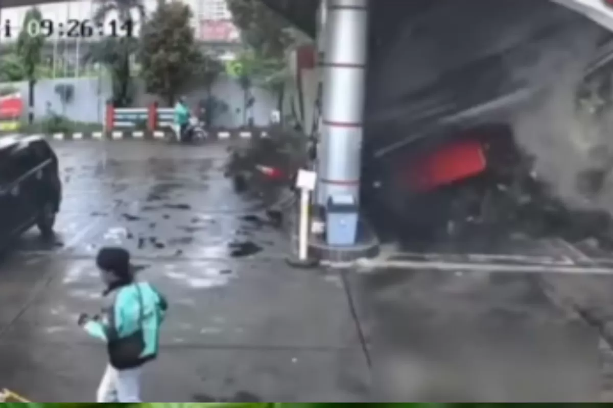 Pohon Raksasa Roboh Hantam Pemotor di Jakarta Pusat