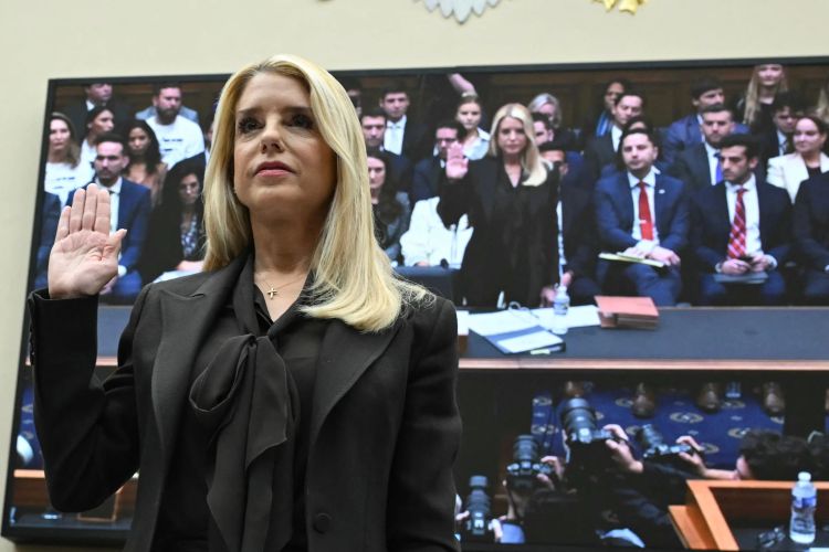 Fox News Dikritik Minim Tayangkan Sidang Pam Bondi soal Epstein