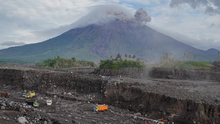 Semeru dan Gunung Ibu Sama-Sama Erupsi, PVMBG Keluarkan Imbauan Waspada