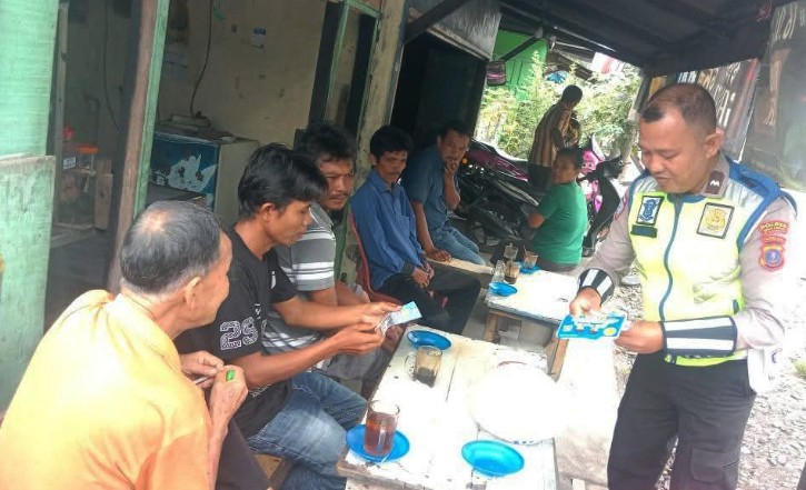 Ngopi Sambil Edukasi, Sat Lantas Polres Simalungun Sapa Warga di Kedai Saragih