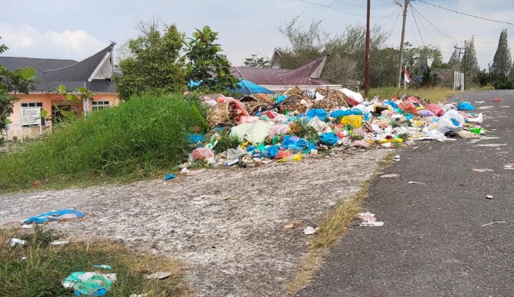 Sampah Menumpuk dan Berserak di Dekat Dinas Lingkungan Hidup Simalungun