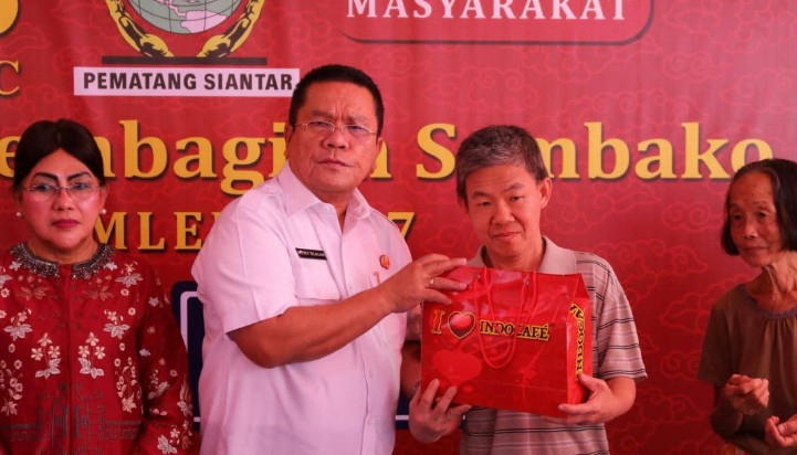 Jelang Imlek 2026, YBKS Salurkan Bantuan untuk Ratusan Warga Kurang Mampu