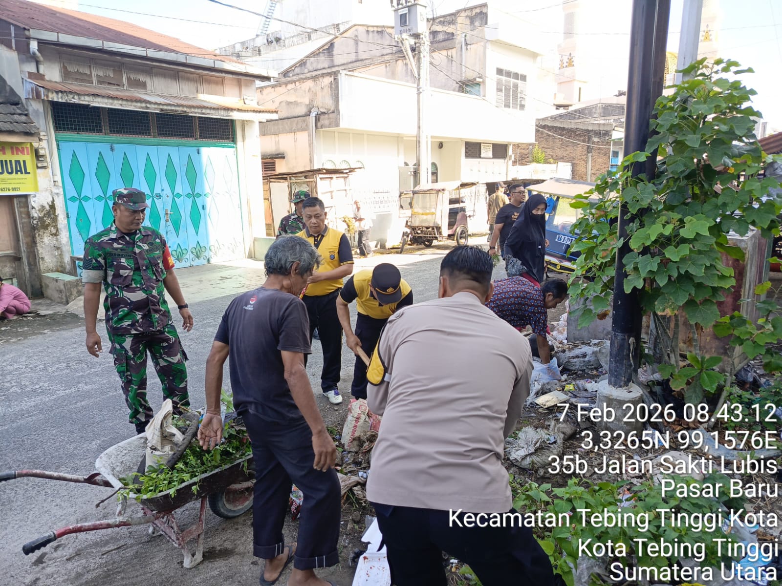 Polsek Padang Hulu Bersihkan Jalan Sakti Lubis dan Lingkungan Mako, Libatkan Aparat dan Warga