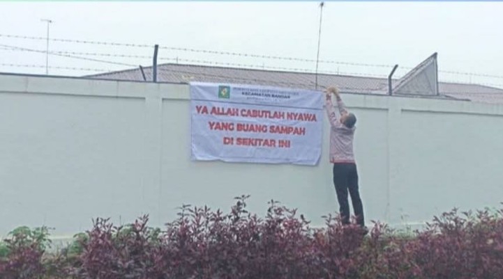 Spanduk \"Cabut Nyawa\" untuk Pembuang Sampah Viral di Simalungun