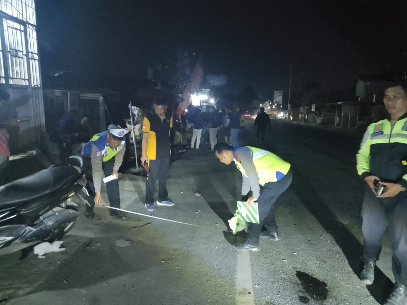 Truk Tronton Hantam Motor, Bus dan Rumah Warga