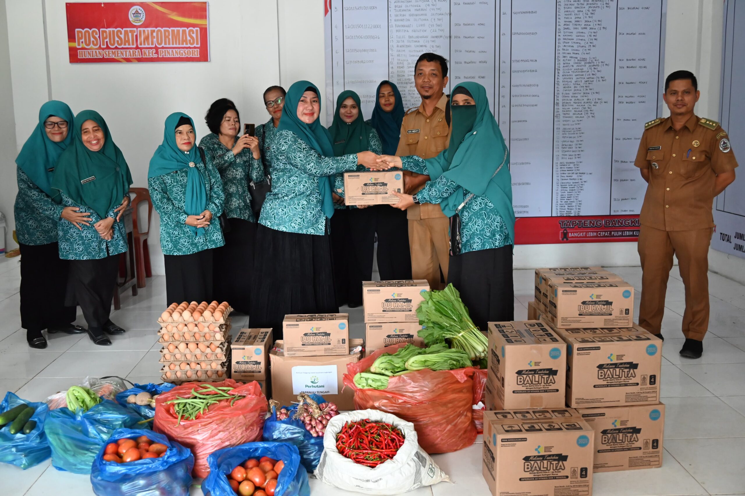 TP PKK Tapteng Salurkan Bahan Pangan untuk Pengungsi Huntara Pinangsori