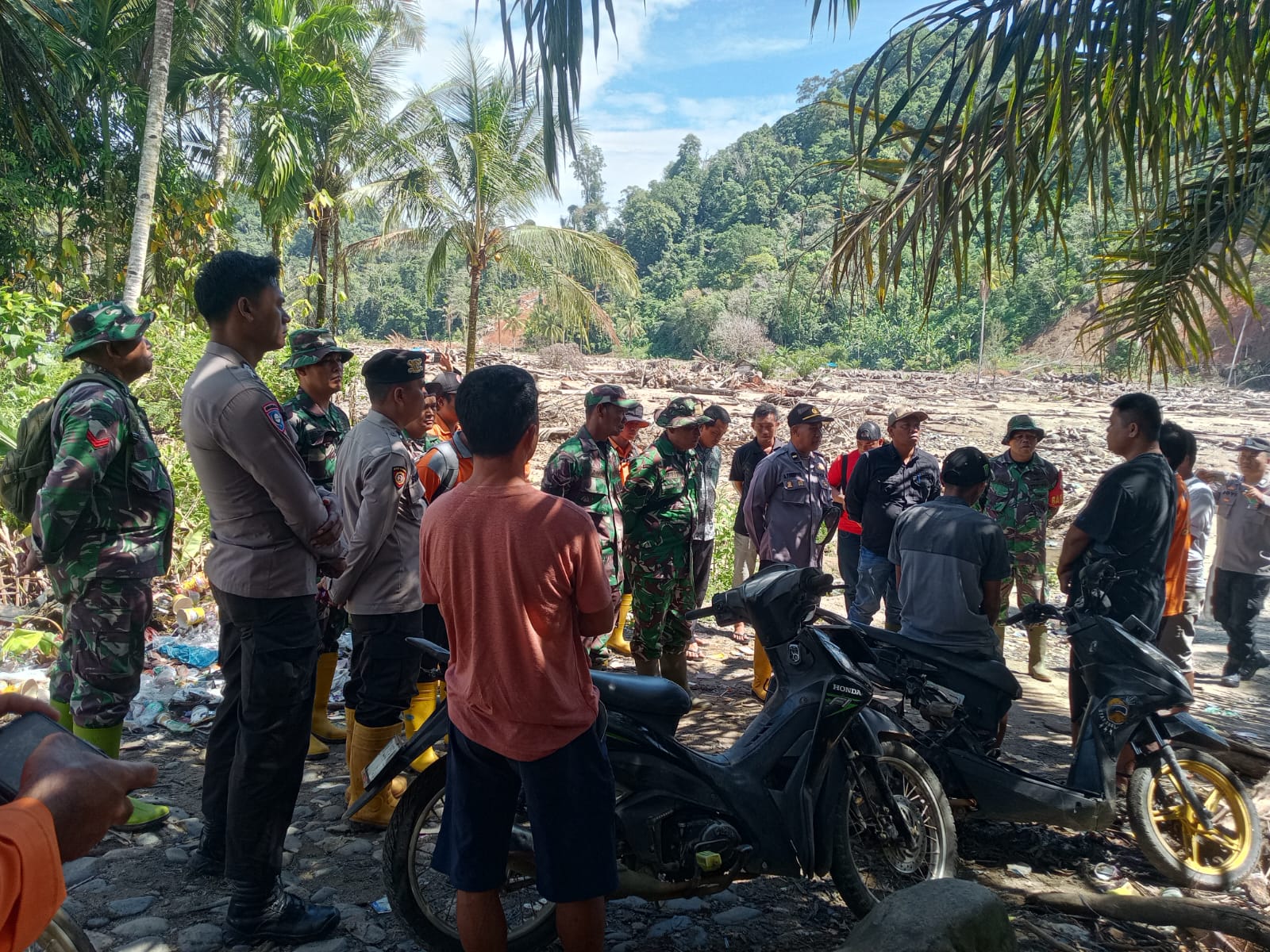 Pencarian Korban Hilang Bencana Banjir Bandang Batal, Keluarga Minta Pembongkaran Kuburan Massal Batang Toru