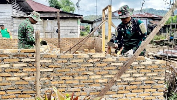 TNI dan Warga Renovasi Rumah Tak Layak Huni di Bahapal