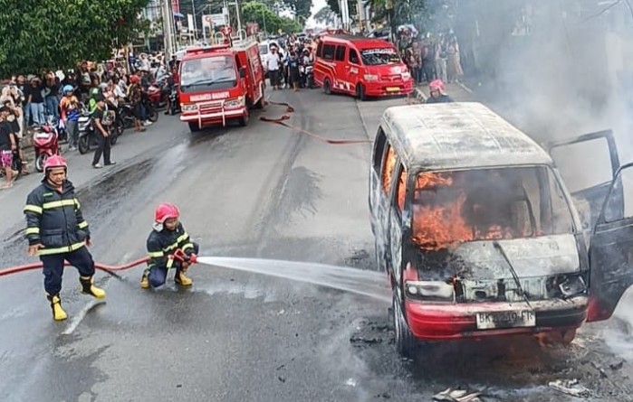 Mobil Terbakar di Jalan Sudirman Siantar