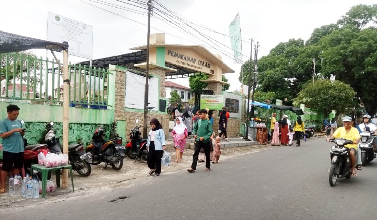 Jelang Ramadhan, Peziarah Padati TPU Jalan Pane