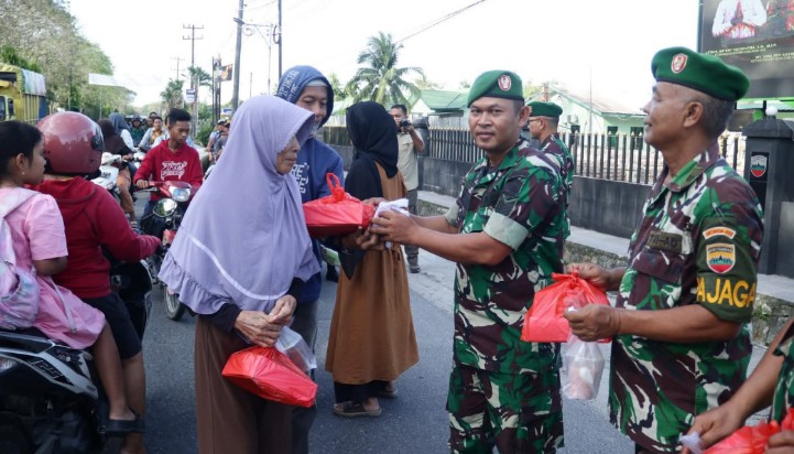Momen Ramadan 1447 H, Kodim 0208/Asahan Bagi-bagi Takjil ke Warga