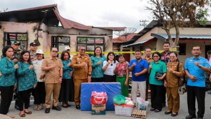 Ketua TP PKK Siantar Serahkan Bantuan kepada Korban Kebakaran