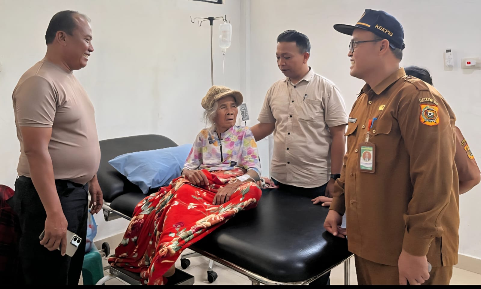 Kapolsek Tanah Pinem Jenguk Lansia yang Dirawat di Puskesmas Kutabuluh