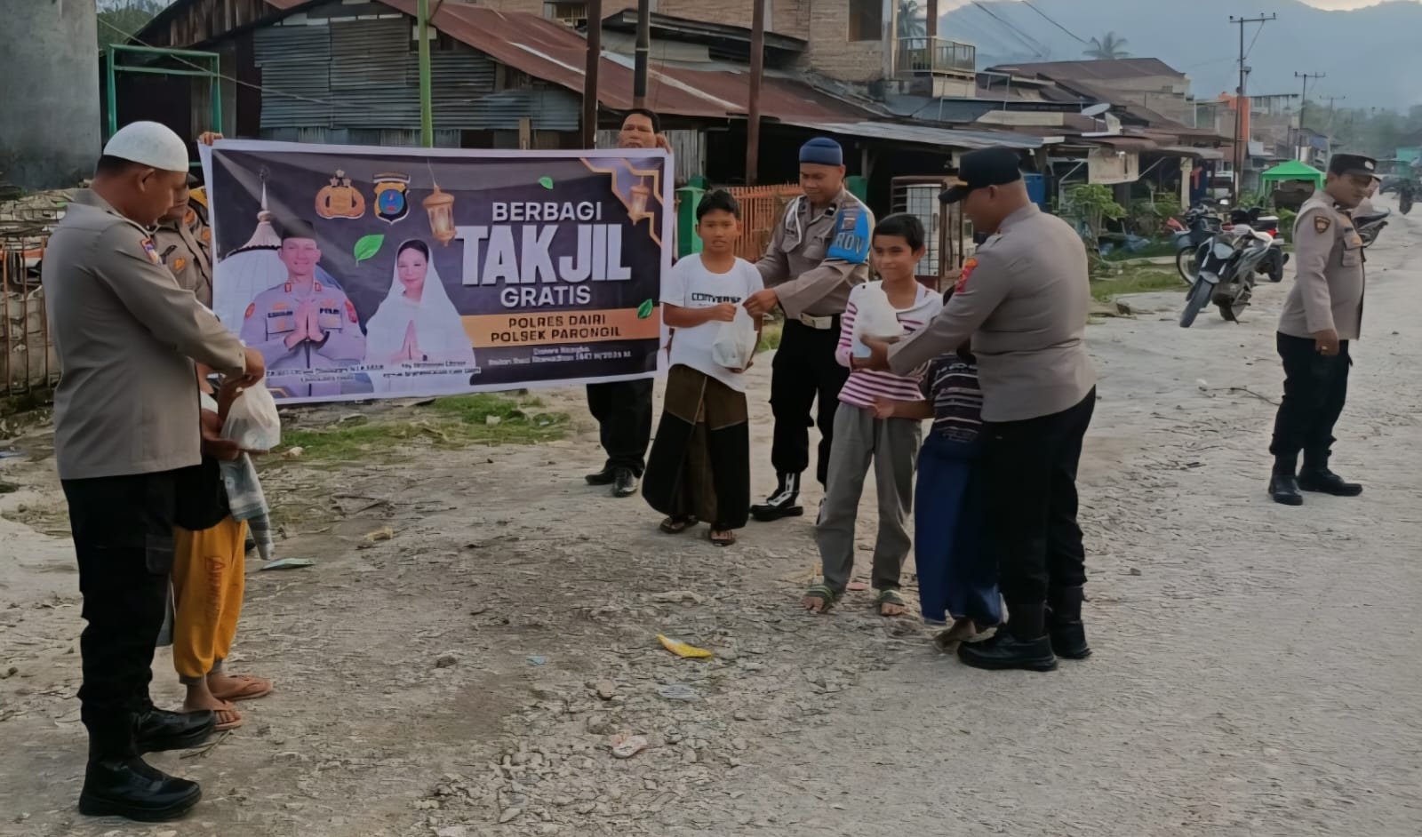 Polsek Parongil Bagikan Takjil kepada Pengguna Jalan di Dairi