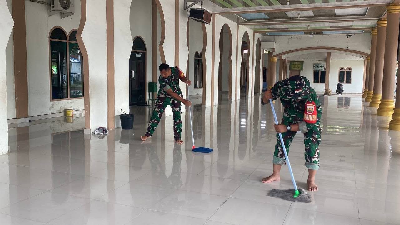 Prajurit TNI Gelar Aksi Jumat Bersih di Masjid Air Joman