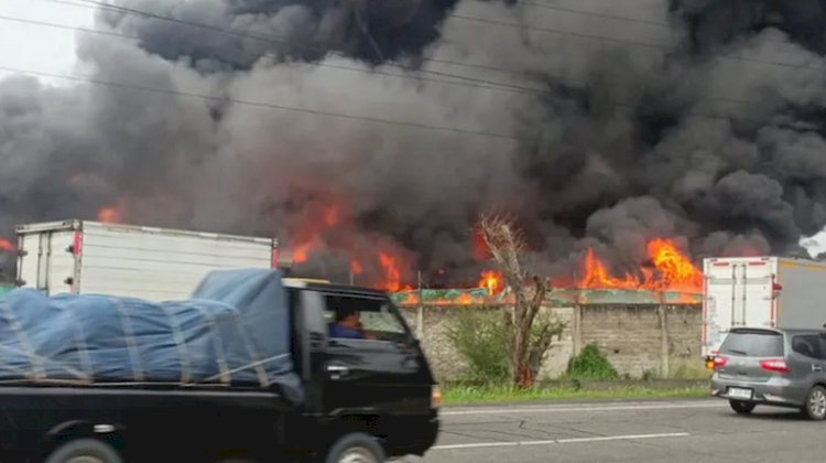 Kebakaran Hebat Pabrik Plastik di Bandung, Asap Hitam Terlihat dari Tol Kopo