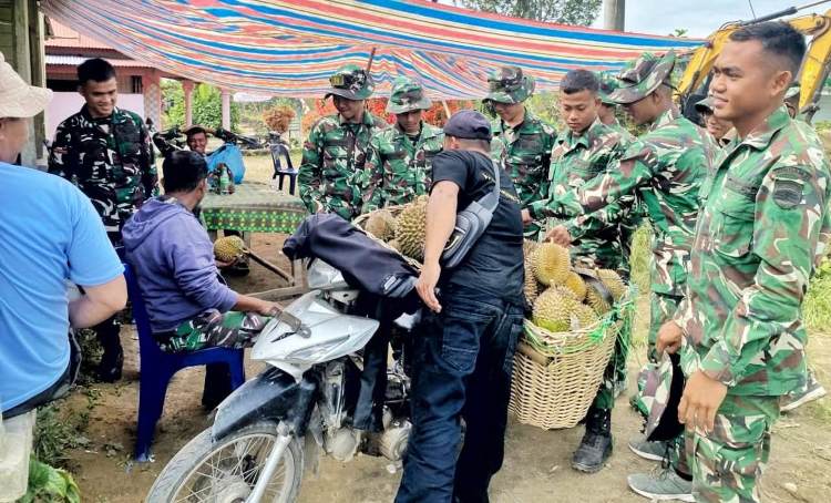 Tak Hanya Bangun Jalan, Satgas TMMD 127 Borong Durian Petani di Simalungun