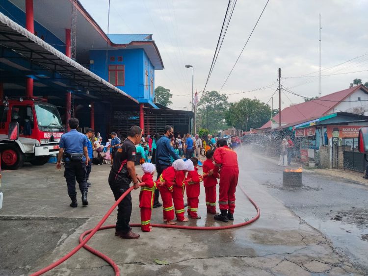 Seru! Siswa TK An-Nugrah Belajar Padamkan Api di Damkar Pematangsiantar