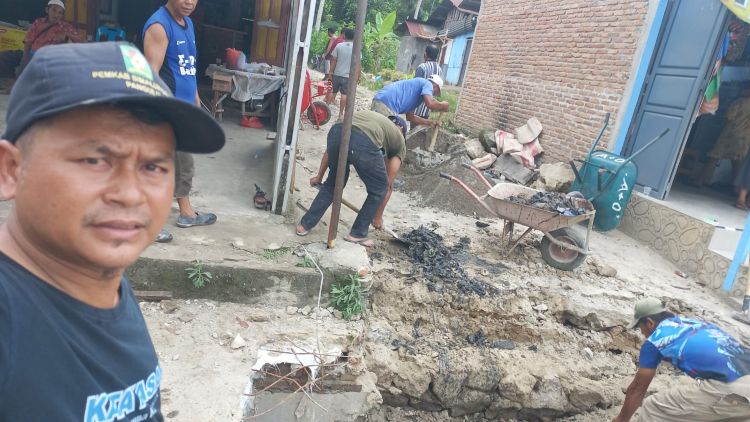Ini Aksi Nyata Warga Karang Sari, Jembatan Rapuh dan Gang Becek Kini Kokoh