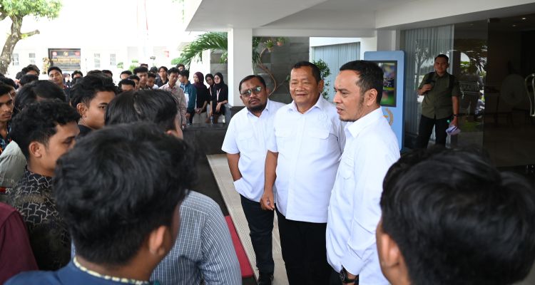Curhat Konflik Berdarah, Mahasiswa “Hadang” Ketua Komisi XIII DPR RI Dihadang di Istana