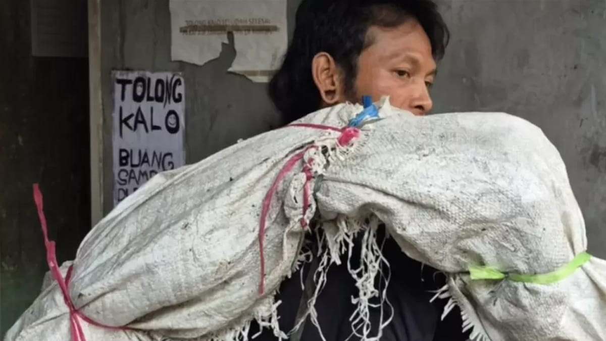 Viral Pria \"Gendong Mayat\" di Tambora, Ternyata Hoaks!