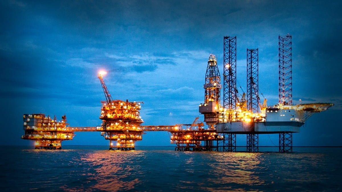 Minyak Rusia–Iran Dibanting Harga, Stok Mengambang di Laut China
