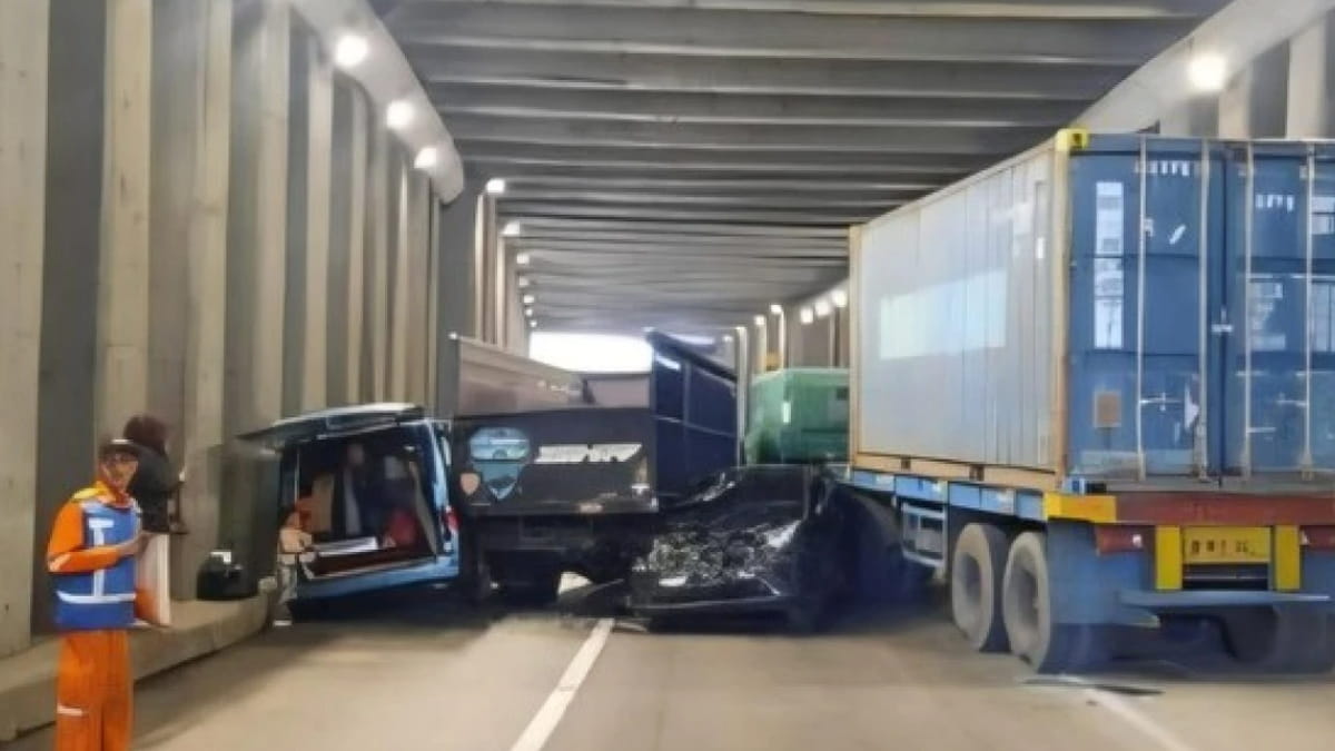 Truk Trailer Hantam Deretan Mobil di Underpass Ciawi, Arus Tol Jagorawi Sempat Lumpuh