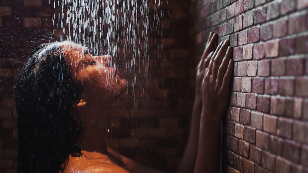 Tips Aman Mandi Malam Tanpa Risiko Masalah Tidur dan Pencernaan