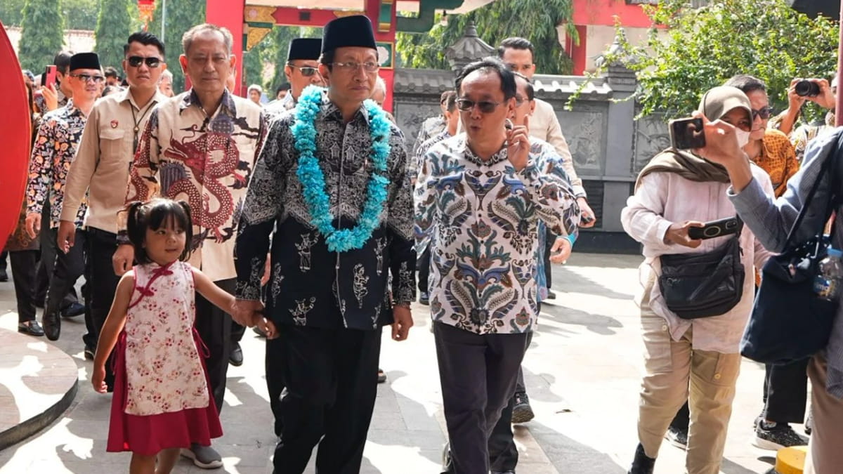 Serahkan Bantuan Rp50 Juta ke Vihara, Menag: Jangan Ada Ibadah Terhambat Prosedur