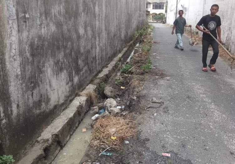 Parit Tersumbat di Dekat Kantor Camat Siantar Utara Dibersihkan Setelah Empat Hari